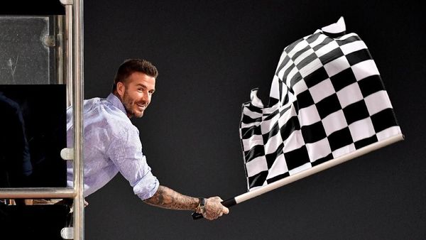 Pesona Beckham Saat Jadi Pengibar Bendera Finis di F1 GP Bahrain