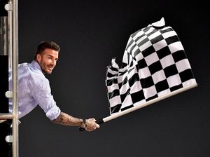 Pesona Beckham Saat Jadi Pengibar Bendera Finis di F1 GP Bahrain