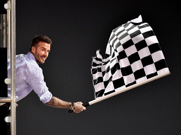 Pesona Beckham Saat Jadi Pengibar Bendera Finis di F1 GP Bahrain