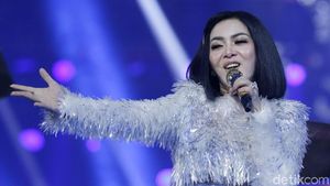 Senyum Bahagia Syahrini saat Kembali di Atas Panggung Usai Menikah