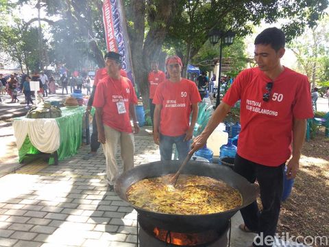 Ribuan Warga dan Bule Nikmati Kuah Beulangong di Festival Khanduri Laot