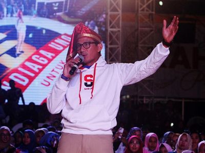 Sandiaga Bersongkok Passapu di Makassar YES 2019