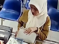 Ibu Berseragam PNS Terekam CCTV Curi Ponsel di Garut