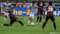 Para pemain Kaya FC menggempur pertahanan PSM.
