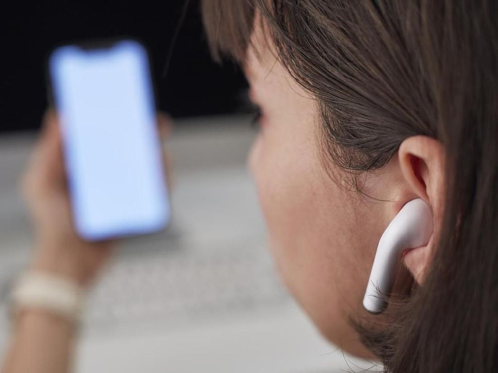Kelamaan Pakai Headset Wanita Ini Disebut Tuli Mendadak, Catat Batas Amannya