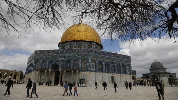 Palestinian Muslim worshippers walk past the Dome of the Rock mosque, situated in the al-Aqsa mosques compound in Jerusalem's Old City on March 15, 2019 before the Friday noon prayers. (Photo by AHMAD GHARABLI / AFP)