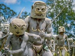 Manusia Bertopeng di Tengah Hutan, Ngeri Sih Kalau Ketemu