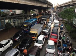 5 Tips Penangkal Stres Saat Terjebak Macet di Malam Weekend