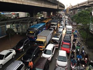 5 Tips Penangkal Stres Saat Terjebak Macet di Malam Weekend 5 Tips Penangkal Stres Saat Terjebak Macet di Malam Weekend