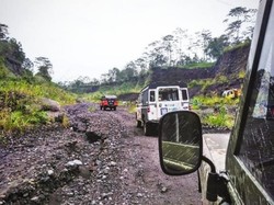 Seru! Terabas Trek Offroad Gunung Merapi Pakai Mobil Lawas