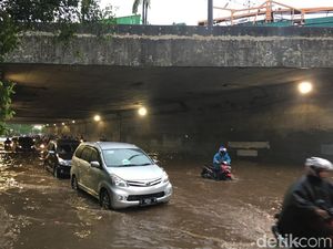 Kolong Tol Cawang Banjir Parah, Kemacetan Ekstrem Terjadi Kolong Tol Cawang Banjir Parah, Kemacetan Ekstrem Terjadi