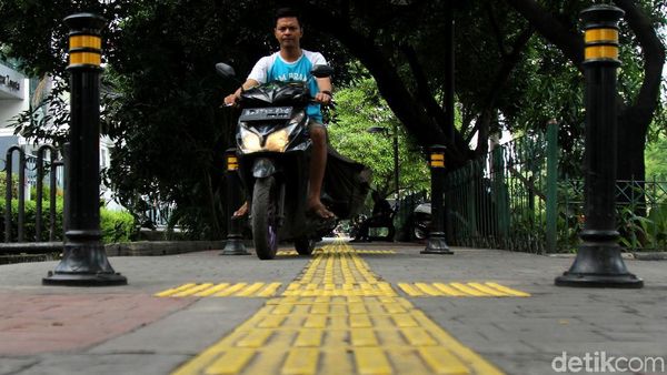 Nggak Kapok! Pemotor Terobos Trotoar Enaknya Diapain Ya?