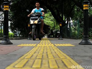 Nggak Kapok! Pemotor Terobos Trotoar Enaknya Diapain Ya?