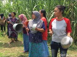 Warga Gelar Ritual Buk-buk Neng Cari Tukang Pijat yang Hilang di Sungai