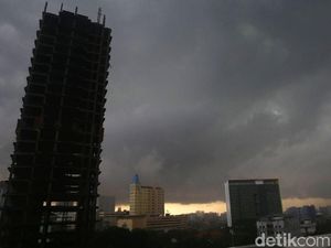 Awan Gelap Selimuti Jakarta