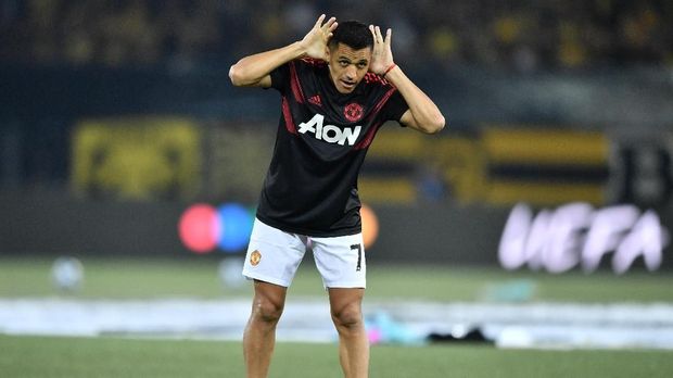 Manchester United's Chilean striker Alexis Sanchez gestures as he warms up ahead of the UEFA Champions League group H football match between Young Boys and Manchester United at The Stade de Suisse Bern on September 19, 2018. (Photo by Fabrice COFFRINI / AFP)