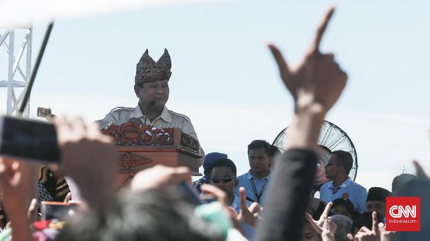 Ketika Pria Berkain Kafan Mendoakan Prabowo Jadi Presiden