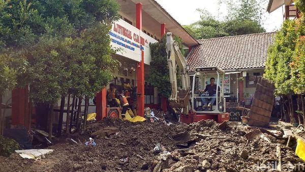 Bangunan Sekolah Rusak Imbas Banjir di Bandung
