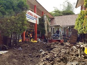 Bangunan Sekolah Rusak Imbas Banjir di Bandung Bangunan Sekolah Rusak Imbas Banjir di Bandung