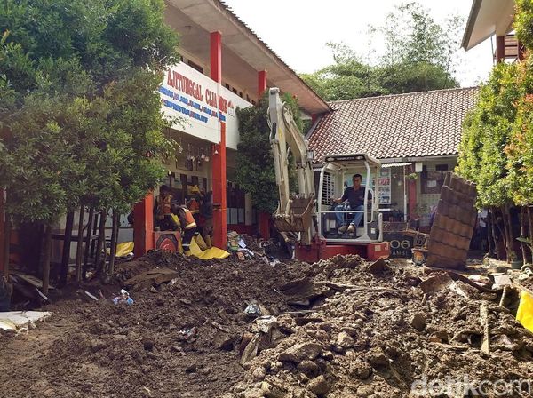 Bangunan Sekolah Rusak Imbas Banjir di Bandung