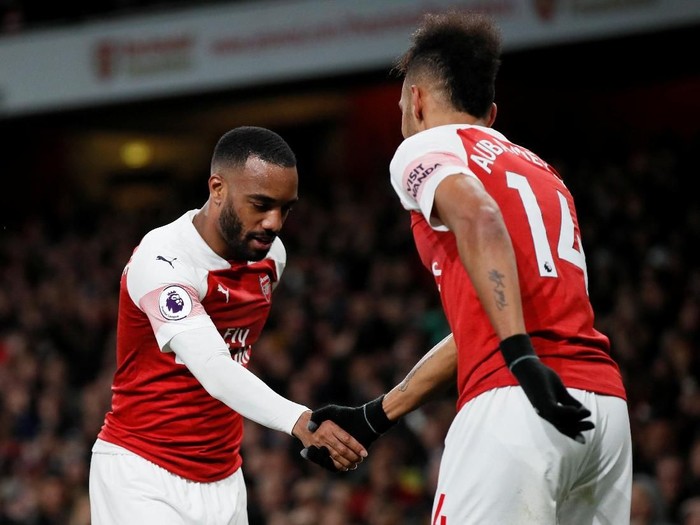 Soccer Football - Premier League - Arsenal v Newcastle United - Emirates Stadium, London, Britain - April 1, 2019  Arsenal's Alexandre Lacazette celebrates scoring their second goal with Pierre-Emerick Aubameyang   REUTERS/David Klein  EDITORIAL USE ONLY. No use with unauthorized audio, video, data, fixture lists, club/league logos or 