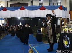 Sindir Mahasiswa Belum Lulus Alasan Rektor ITS Nyanyi Selow Saat Wisuda