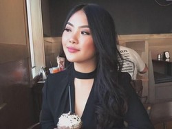 Jatuh Cinta, Mahasiswa Cantik Cari Pria yang Duduk Sebelahnya di Pesawat