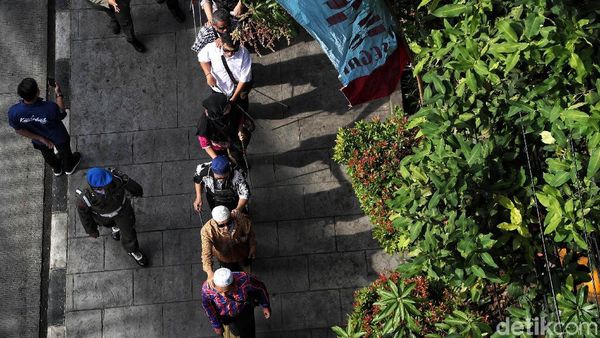 Warga Difabel Menyusuri Ubin Jakarta