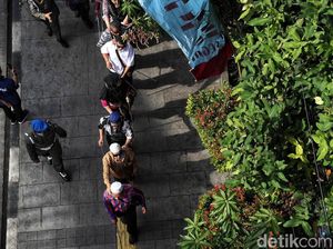 Warga Difabel Menyusuri Ubin Jakarta