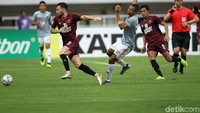 PSM Makassar melancarkan serangan lewat Marc Klok.