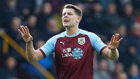 James Tarkowski tak cuma membuat gawang Burnley aman dari kebobolan saat menang 2-0 atas Wolverhampton, tapi juga mencetak satu assist. (Andrew Couldridge/Reuters)