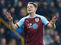 James Tarkowski tak cuma membuat gawang Burnley aman dari kebobolan saat menang 2-0 atas Wolverhampton, tapi juga mencetak satu assist. (Andrew Couldridge/Reuters)