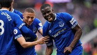 Kurt Zouma tak cuma menjaga gawang Everton dari kebobolan saat kalahkan West Ham United 2-0, tapi juga mencetak salah satu gol kemenangan timnya. (Action Images via Reuters/Tony OBrien)