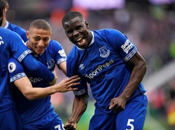 Kurt Zouma tak cuma menjaga gawang Everton dari kebobolan saat kalahkan West Ham United 2-0, tapi juga mencetak salah satu gol kemenangan timnya. (Action Images via Reuters/Tony OBrien)
