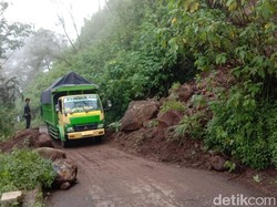 Jalur Wisata Pacet-Cangar Longsor, Akses Jalan Sempat Tertutup 2 Jam