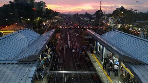Penumpukan Penumpang KRL di Stasiun Cakung Akibat Gangguan