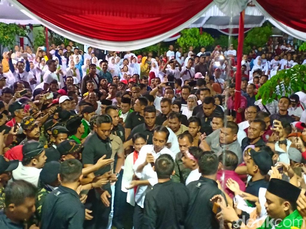 Jokowi Terabas Hujan Demi Temui Ribuan Pendukungnya di Ngawi Jokowi Terabas Hujan Demi Temui Ribuan Pendukungnya di Ngawi