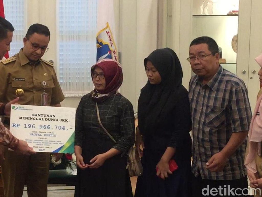 Anies Beri Santunan ke Keluarga Anggota PPSU Korban Tabrak Lari Anies Beri Santunan ke Keluarga Anggota PPSU Korban Tabrak Lari