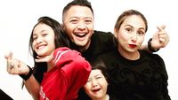 7 Aksi Kocak Foto Keluarga Ferry Maryadi yang Bikin Ngakak