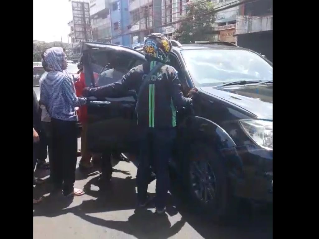 Mau Diderek Dishub, Sopir Fortuner Kabur dan Tabrak 2 Mobil Lain Mau Diderek Dishub, Sopir Fortuner Kabur dan Tabrak 2 Mobil Lain
