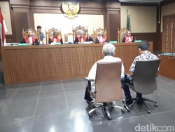 Terbukti Terima Suap, 2 Eks Anggota DPRD Sumut Divonis 4 Tahun Bui