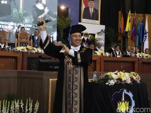 Melihat Rektor ITS Nyanyi Selow Saat Acara Wisuda