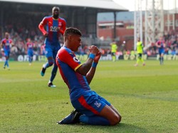 Patrick van Aanholt bikin satu gol saat Crystal Palace menang 2-0 atas Huddersfield Town. Dia berhasil membuat pertahanan Palace kukuh dari terjangan lawan. (Andrew Couldridge/Reuters)