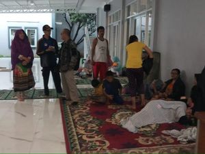 Tanggul Jati Padang Jebol Lagi, 50 KK Mengungsi ke Masjid Tanggul Jati Padang Jebol Lagi, 50 KK Mengungsi ke Masjid