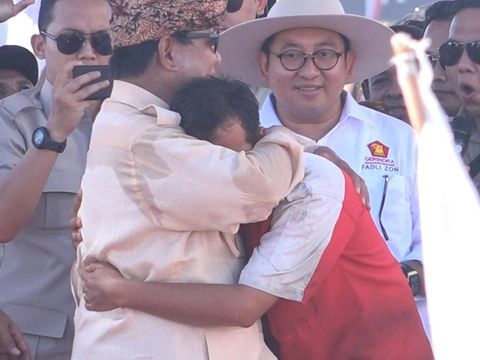 Prabowo memeluk pendukungnya yang memberi sumbangan dana kampanye.