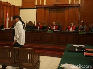 Masuk Ruang Sidang Tanpa Senyum, Ahmad Dhani Sakit Gigi atau Grogi?