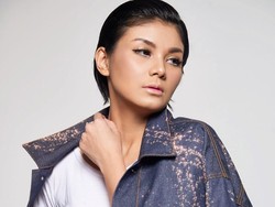 Tangis Intan RJ Saksikan Jenazah Suami Dimakamkan