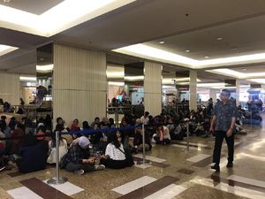 Antrean Panjang Mengular di Loket Penjualan Tiket Konser Westlife Antrean Panjang Mengular di Loket Penjualan Tiket Konser Westlife