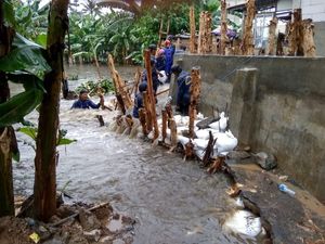 Hujan Deras, Tanggul di Jati Padang Jaksel Jebol Lagi Hujan Deras, Tanggul di Jati Padang Jaksel Jebol Lagi