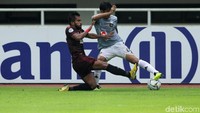 Babak kedua dimulai, PSM meningkatkan intensitas serangannya.